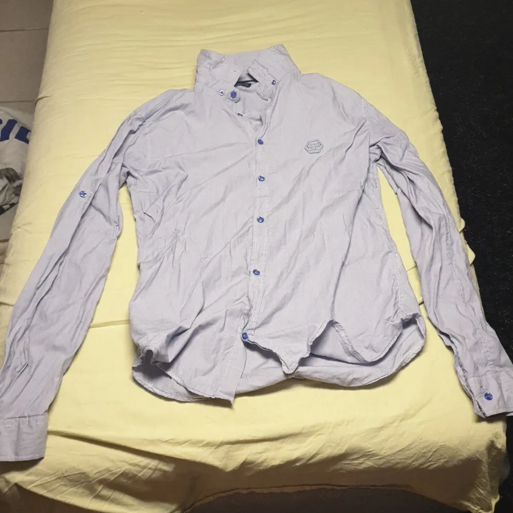 Säljer nu min Phillip plein skjorta då den aldrig används säljer den billigt pga vill blir av me dem allt i bra skick o inga konstigheter😃😀. Skjortor.