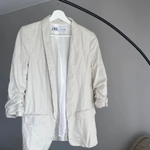 Kavaj  - Supersnygg kavaj från Zara med uppsydda ärmar! Knappt använd. Nypris 699kr 