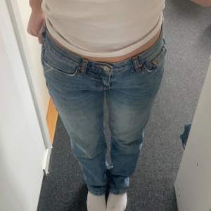 Säljer mina lågmidjade jeans då de inte kommer till användning längre, dom är i fint skick! Använd gärna ”köp nu” men skriv om ni vill ha fler bilder eller undrar något💕