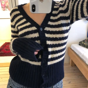 Randig stickad kofta! - Säljer nu min finaste kofta! Supersöt blå och vit randig stickad kofta från boomerang, storlek S❤️