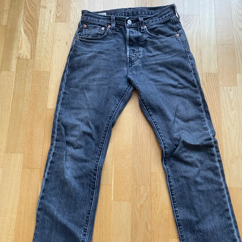  Jeans Levis 501. Med en riktigt snygg svart färg. Storlek W28-L30. Säljs på grund av att de har blivit för små. Köpta från Levis egna hemsida. Om ni har några övriga frågor eller funderingar är det bara att skriva. . Jeans & Byxor.