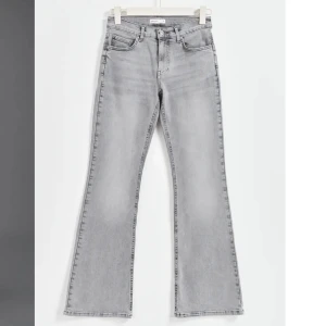 Bootcut low waist - Ljusgråa Lågmidjade bootcut jeans. I princip nyskick då jag använt de en gång❤️ Säljer pga de va lite för stora och långa för mig