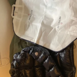 Moncler Maya - Skick 9/10 Finns en defekt.(Finns i Dm) Allmänt bra skick. Allt Og medföljer. Hör av er om ni har några funderingar!