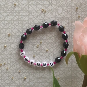 Taylor Swift Armand LWYMMD - ⭐️ Elastisk tråd, ca 15 cm innerkrets, kan göra nytt efter din storlek ⭐️    ⭐️ Rabatt om du köper fler än 2, skriv till mig innan köp för samfrakt ⭐️     ⭐️Kan även göra beställningar!⭐️