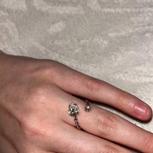 Säljer denna jätte snygga ringen från Carolina Svedbom . Köpt i julas så som ny. Nypris 400