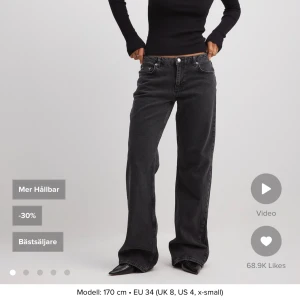 NA-KD jeans med låg midja  - Mörkgråa jeans från NA-KD med låg midja.  Storlek: 36. Använt en gång. 