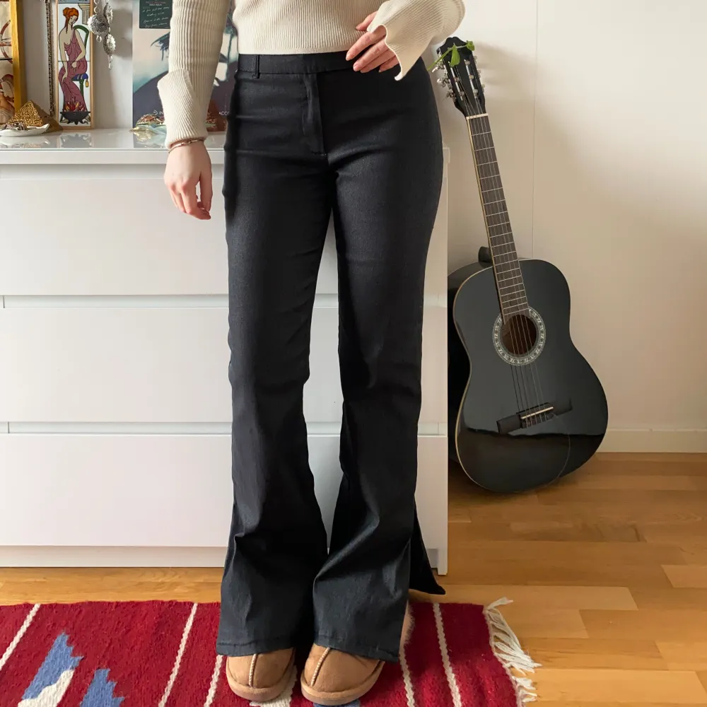 Vero Moda gråa flare/slits kostymbyxor Stretchig bomull mix Storlek S. Jeans & Byxor.