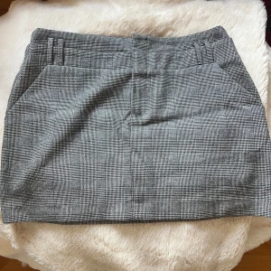 Kjol - Bra skick! Knappt andvänd⚡️🌈 mjukt tyg