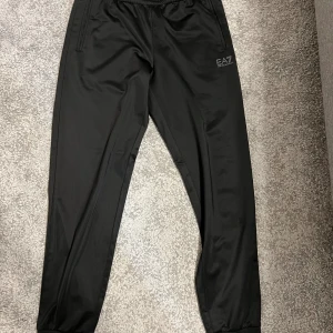 EA7 Byxor  - Säljer dessa EA7 mjukis byxor då de inte passar mig. De är i bra skick och är av ett väldigt mjukt material. 