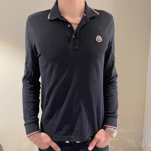 Moncler Pikétröja - Denna tvär sköna och riktigt snygga moncler pikén säljer jag för jag är inte i behov av den längre, sitter perfekt och en perfekt tröja till sommaren/våren. Kontakta mig om ni är intresserade eller har funderingar🤩