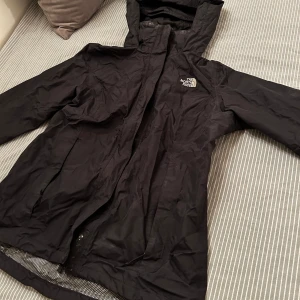 North Face regnjacka - En mycket bra regnjacka från The North Face. Bekväm och i bra skick. Svart och i storlek M, lite liten i storleken.