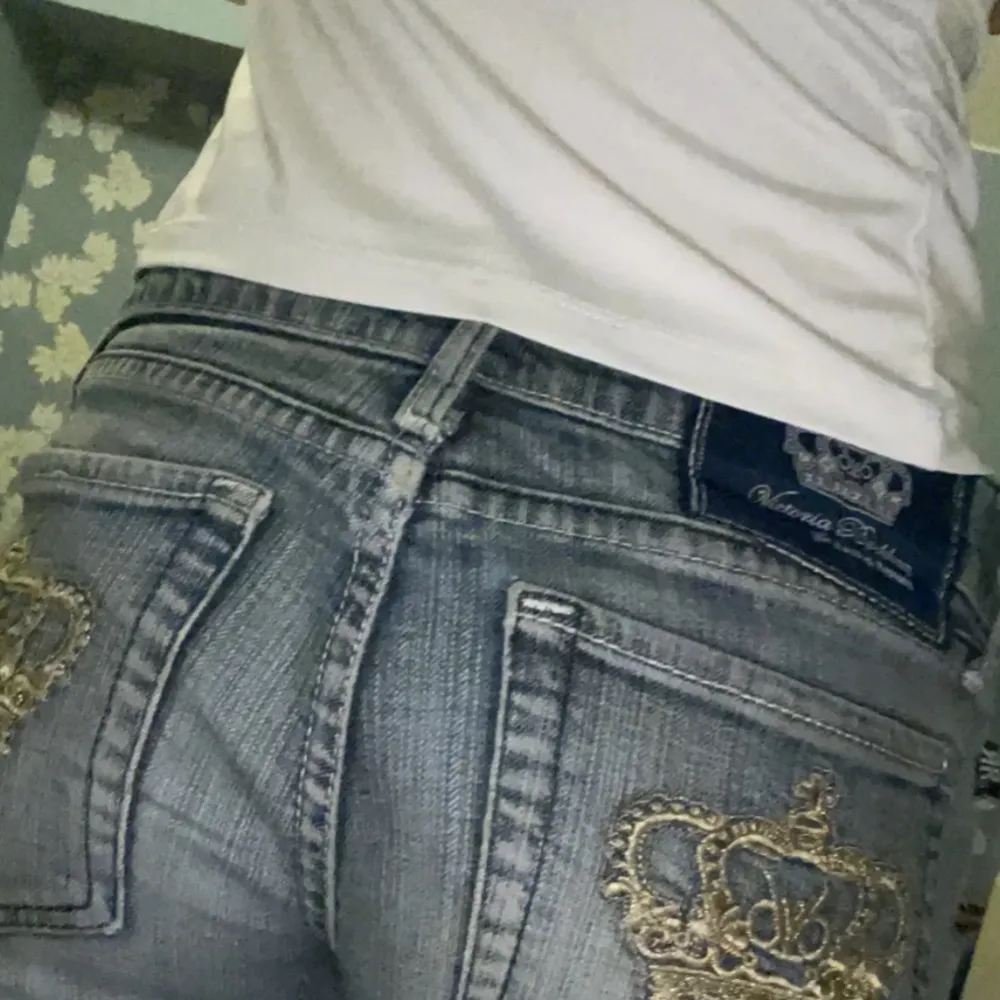 Intresskoll på dessa superfina Victoria Beckham jeans!🩷bilder lånade från förra ägaren Säljer endast vid bra bud🩷 för referens är jag ca 167 och de sitter bra med lite marginal . Jeans & Byxor.