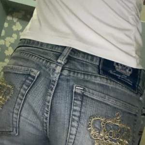 Intresskoll på dessa superfina Victoria Beckham jeans!🩷bilder lånade från förra ägaren Säljer endast vid bra bud🩷 för referens är jag ca 167 och de sitter bra med lite marginal 