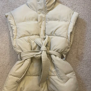 Väst - Väst från gina, jättefin men kommer aldrig till andvändning!