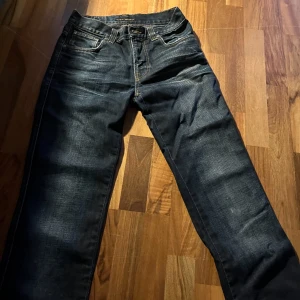 Nudie Jeans - Ett par riktigt fina Nudie jeans dom sitter bra och är i bra skick,har inte använt dem mer en 2 gånger. Köpte för 1000. Varför jag säljer-passar inte mig mer.