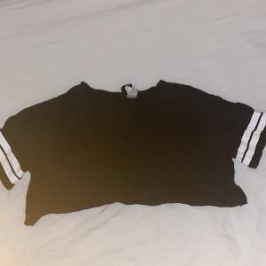 Black cropped t-shirt that’s never been worn