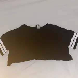 Black cropped t-shirt that’s never been worn