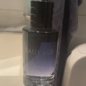 Dior sauvage EDT - Säljer min Dior Sauvage EDT som inte har blivit använd mycket. 100 ml , mellan 80-90 ml kvar Nypris- ca 1300kr från KICKS
