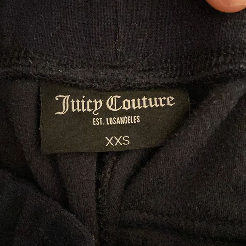 Vi säljer dessa juicy couture,vi sydde upp de men tyvärr blev de för lie för korta  vid slutet av byxorna,hon är runt 150 cm. Jeans & Byxor.