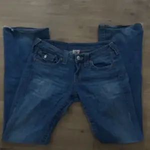 Säljer dessa skitsnygga lågmidjade true religion jeans då dem inte kommer till någon användning! Använt 2-3 ggr och super fint skick💗😋