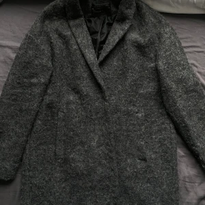 Grå kappa - Mellan-lång kappa från bikbok. Aldrig använd så inga defekter. 