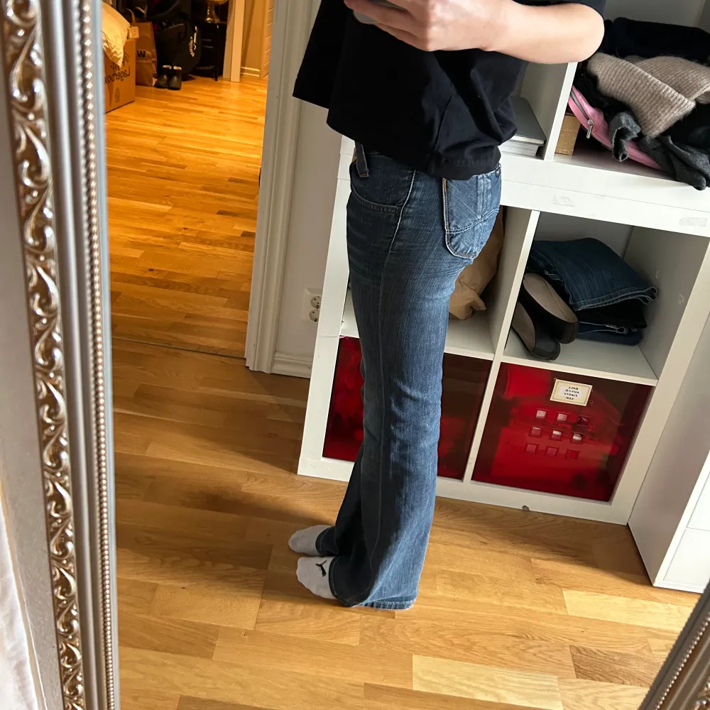 Lågmidjade bootcut jeans från Lee, mått: 79cm Inneben och 33 cm midja . Jeans & Byxor.