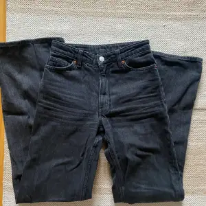 Midwaisted svarta jeans med vida ben från Monki i stl xs/s. Bra skick, inga hål eller fläckar.
