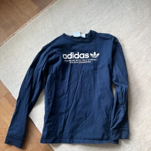 Adidaströja - Storlek xs. Jag brukar ha S i vanliga fall och denna sitter jättebra. 