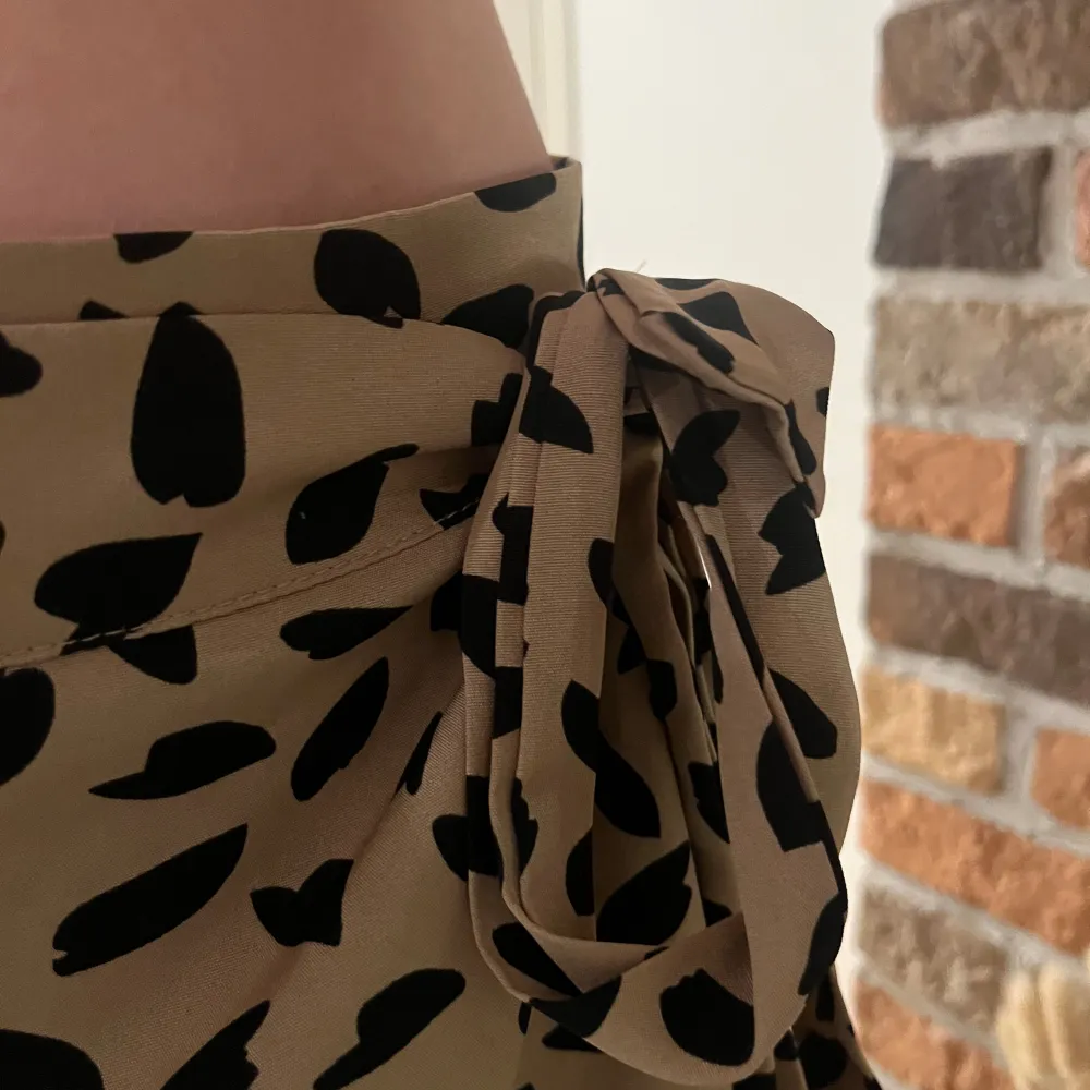 En jättefin längre luftig kjol med svarta prickar från shein. Har inte kommit till användning så därför säljer jag den. Den är i storlek S men är också justerbar så den passar de flesta storlekar! 💖. Kjolar.