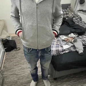 Moncler zip hoodie  - säljer min moncler zip hoodie i färgen grå   nfc + qr kod    