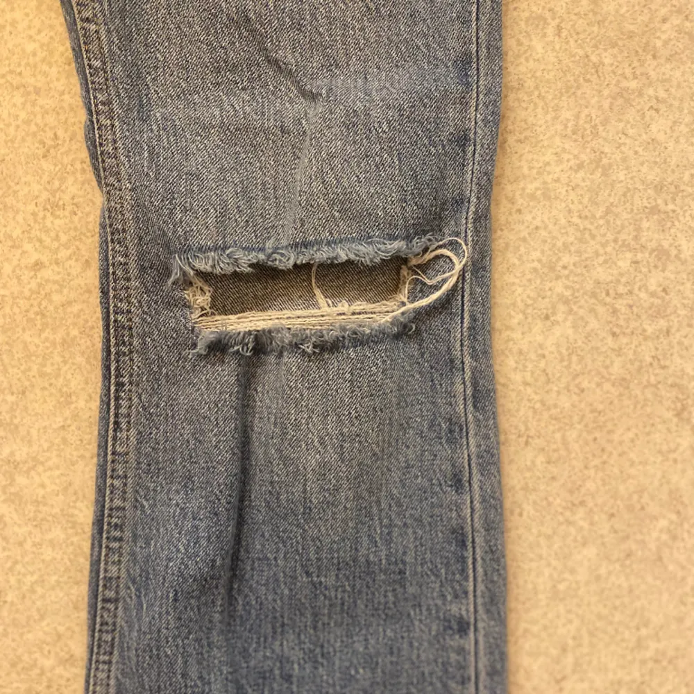 Flare jeans ifrån Gina tricot med ett hål, använda ett fåtal gånger och i bra skick 💗 Säljer pga att de ej kommer till användning💗 Går inte att få tag på längre då de inte säljs längre 💗Skriv privat för bättre bilder och mått💗 Pris kan diskuteras 💗. Jeans & Byxor.