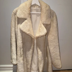 pälsjacka  - Pälsjacka (fejk) köpt på second hand! Oklart vilket märke! Använd men ändå bra skick! Står att det är storlek 40 men skulle säga att den är liten i storleken!