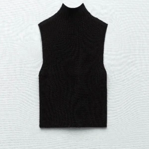 Helt ny stickad topp - Helt ny! Ribbstickad topp från zara med lapp kvar. Toppen finns knte kvar att köpa, och är helt oanvänd