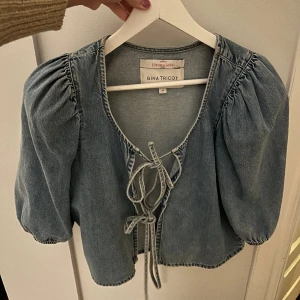 Jeans Blus  - Super söt blus från Hanna MWs kollektion  Nypris 700-800 kr ish 