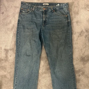 Mid straight jeans - Midwaist raka jeans från pull & bear💕