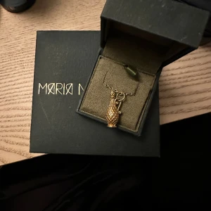 Maria Nilsdotter halsband  - Hej! Säljer detta jätte fina halsbandet ifrån Maria Nilsdotter som inte säljs längre. Köpt på Sample Sale för ett år sen. Knappt använt. Byter också mot andra smycken ifrån Maria Nilsdotter
