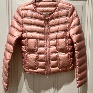 Rosa Moncler jacka - Säljer min tunna rosa Moncler jacka i storlek 0, vilket motsvarar xs. Använd men i väldigt gott skick.  Nypris 9000kr