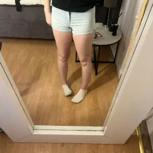 Säljer mina ljusblåa jeans shorts då dom inte kommer till användning längre. Köpte för 249.💗