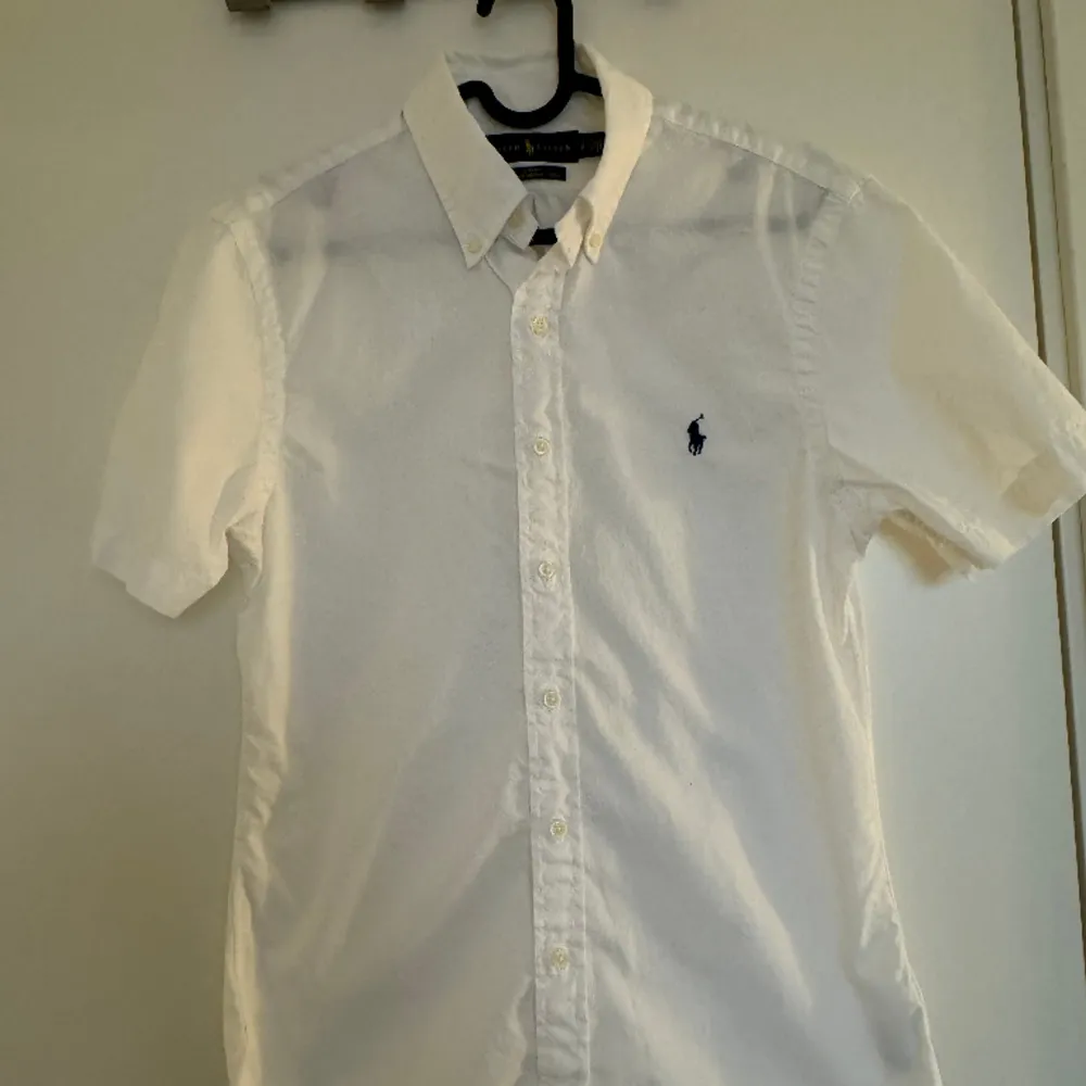 En vit kortärmad skjorta från Ralph Lauren. Aldrig använd.  Storlek S ”slim fit”. Skjortor.