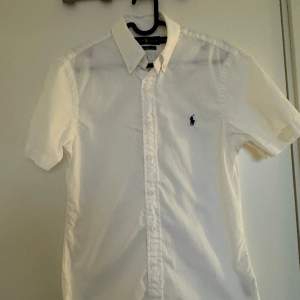 En vit kortärmad skjorta från Ralph Lauren. Aldrig använd.  Storlek S ”slim fit”