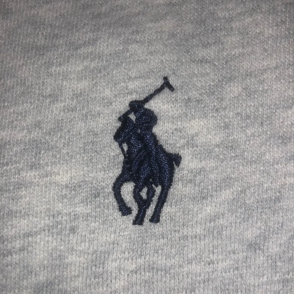 Säljer En helt ny grå fräsch Ralph lauren zip hoodie. Den är helt ny har tags kvar och allt. Fick den som present och den va lite för stor så tänkte sälja den. Vid frågor är det bara att skriva. Priser kan gå ner vid snabb äffar . Hoodies.