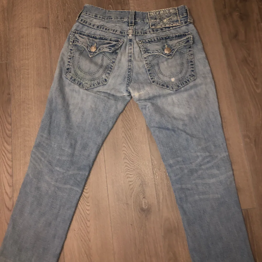 Säljer mina True Religion jeans derför att jag behöver mer pengar W34 L30. Jeans & Byxor.