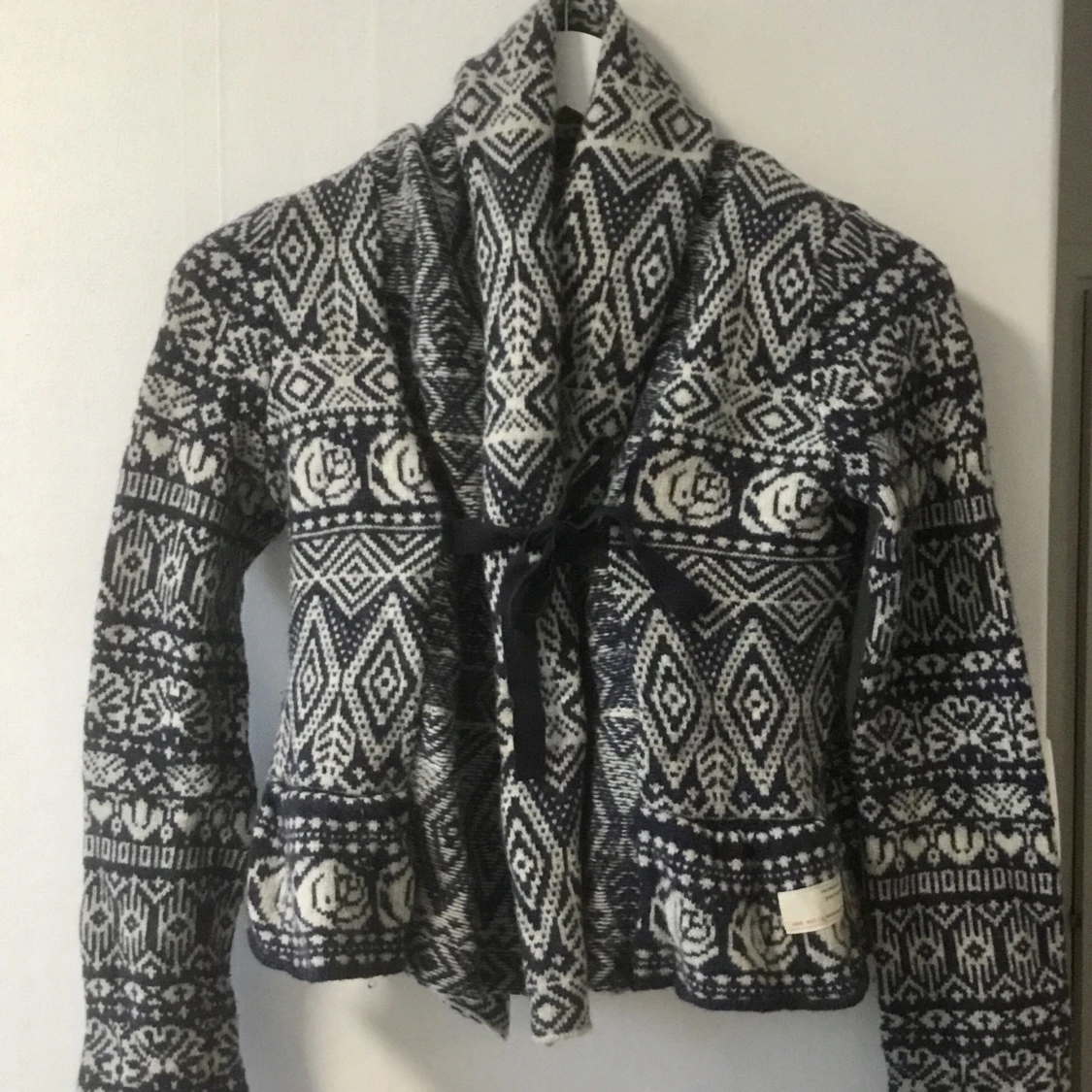 Oddmolly stickad kofta i rosmönster