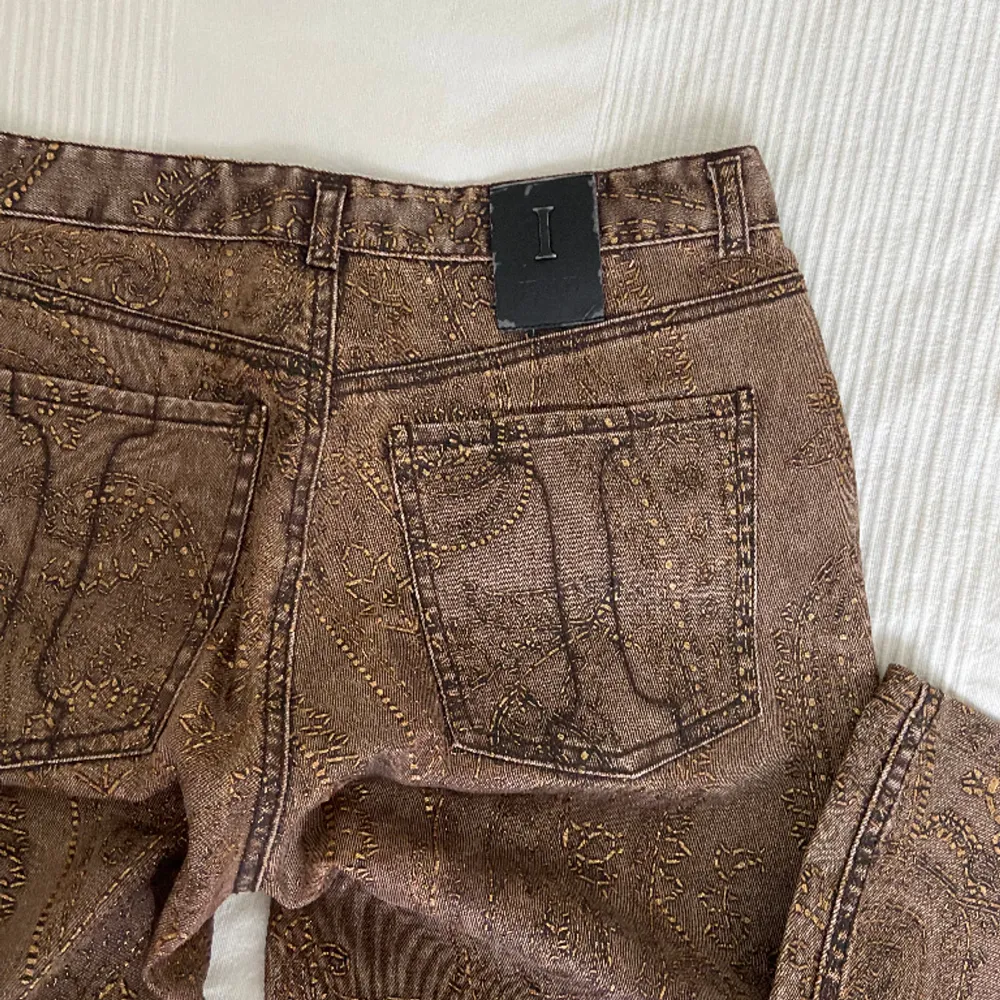 Lågmidjade glittriga jeans från Iben Bering Jeans! Storlek 38 men passar även 36. . Jeans & Byxor.