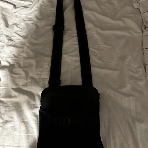 Hugo boss väska - Säljer min lillebrors väska den är i ett väldigt bra skick