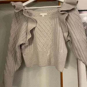 Tröja  - Beige tröja köpt från H&M Storlek M men passar också som storlek L för den är lite stretchig
