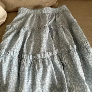 Super fin kjol andvänd bara en gång! Den är under knän. Super söt och perfekt till sommaren. Köp via ”köp nu”