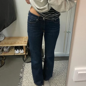 Mörkblå bootcutjeans  - Jeans från h&m i nyskick! Låg midja och långa i benen (jag är 176cm lång)