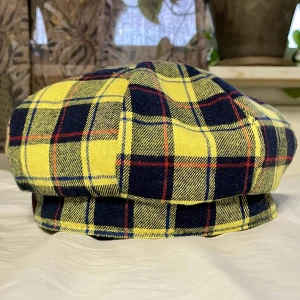 En jättefin rutig beret mössa✨ - Supergullig beret mössa som perfekt till snygga outfit!✨Knappt använd🌱 Köpt från secondhand💚