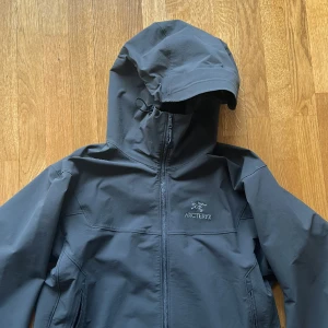 Arcteryx Gamma LT Hoody - Arcteryx Gamma LT Hoody Toppenskick, utan defekter  Färg: Grå
